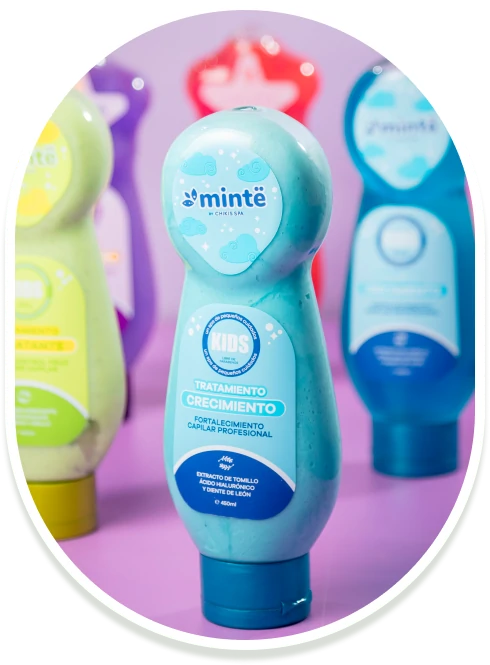 Botella azul de tratamiento capilar para niños Minte crecimiento con fondo de botellas desenfocadas