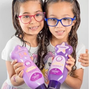 Dos niñas con gafas mostrando botellas Minte Kids hidratante morado
