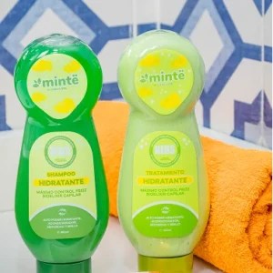 Kit Minte Kids hidratante shampoo tratamiento y óleo capilar sobre toalla naranja