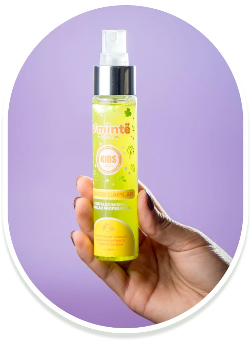 Mano sosteniendo tónico capilar Minte Kids verde fondo morado