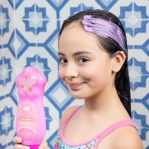 Niña aplicando tratamiento para crecimiento Minte Kids con producto en el cabello dentro de la ducha