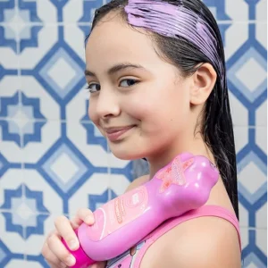Niña con cabello mojado y tratamiento Minte Kids rosa aplicado en la cabeza