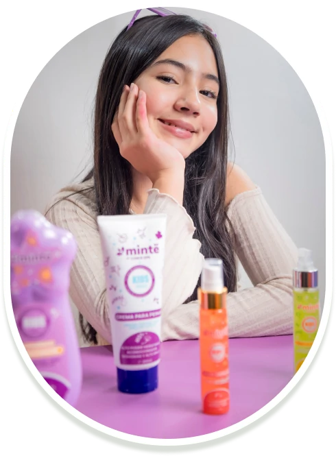 Niña sonriente junto a productos Minte Kids sobre mesa