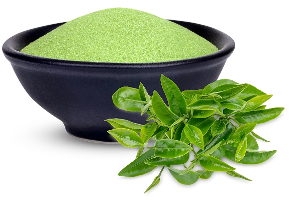 Cuenco con polvo verde natural y hojas frescas