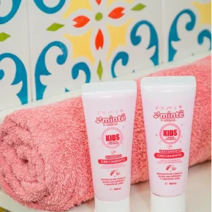 Shampoo y tratamiento Minte Kids crecimiento en tubos pequeños rosa