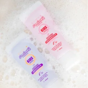 Tubos pequeños Minte Kids hidratante y crecimiento sobre espuma blanca